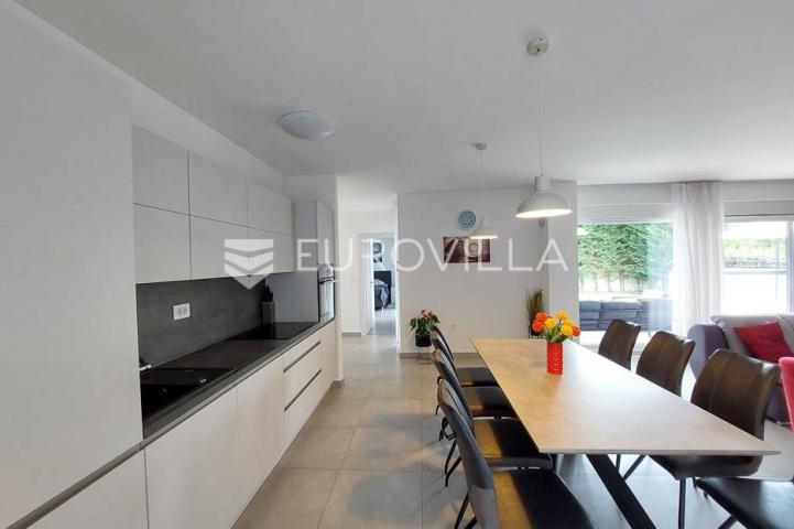 Šišan, moderna villa s bazenom na mirnoj lokaciji