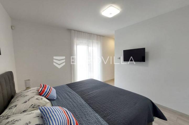 Šišan, moderna villa s bazenom na mirnoj lokaciji