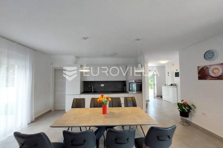 Šišan, moderna villa s bazenom na mirnoj lokaciji