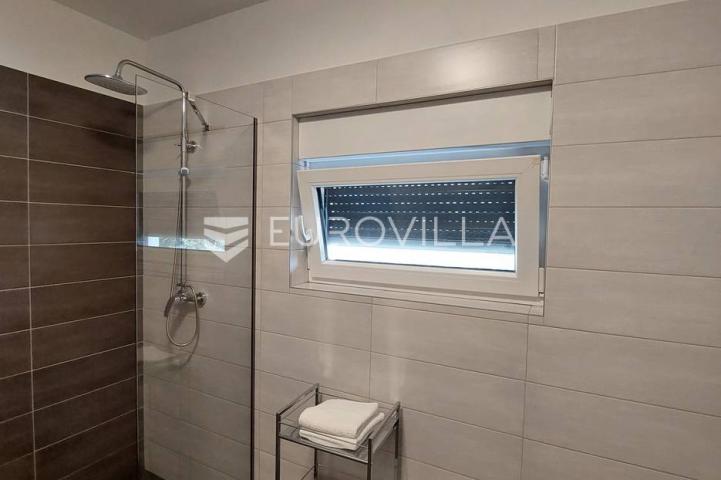 Šišan, moderna villa s bazenom na mirnoj lokaciji
