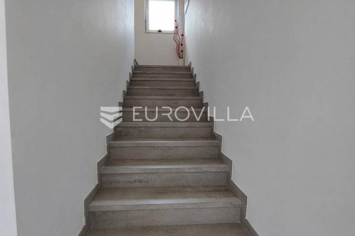 Šišan, moderna villa s bazenom na mirnoj lokaciji