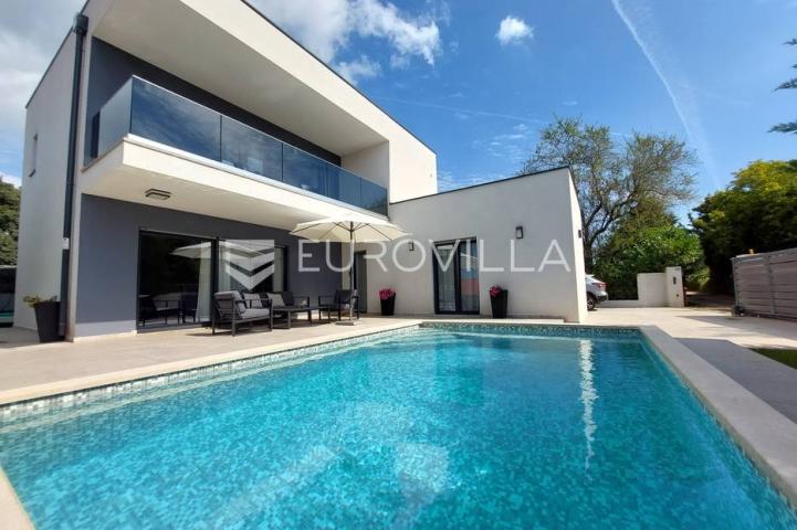 Šišan, moderna villa s bazenom na mirnoj lokaciji