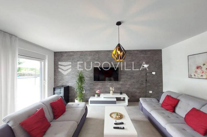 Šišan, moderna villa s bazenom na mirnoj lokaciji
