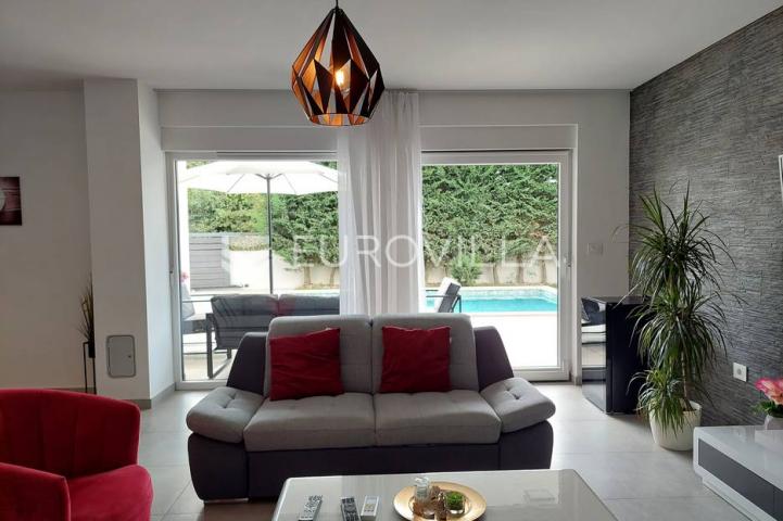 Šišan, moderna villa s bazenom na mirnoj lokaciji