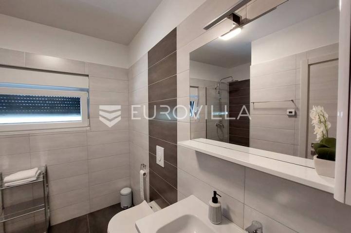 Šišan, moderna villa s bazenom na mirnoj lokaciji