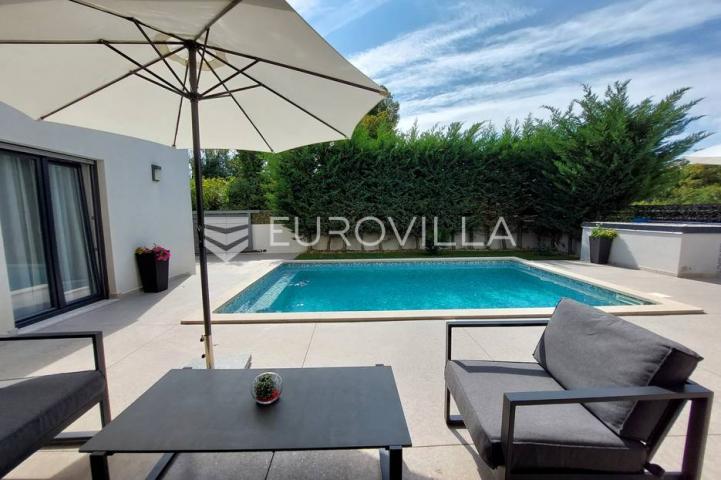 Šišan, moderna villa s bazenom na mirnoj lokaciji
