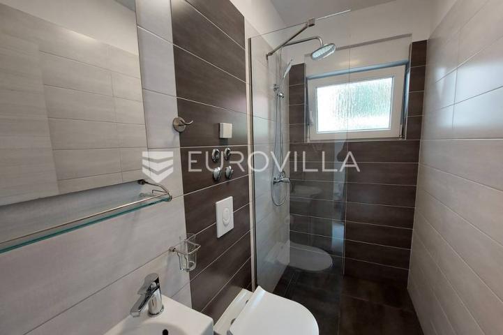 Šišan, moderna villa s bazenom na mirnoj lokaciji