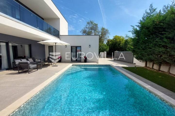 Šišan, moderna villa s bazenom na mirnoj lokaciji