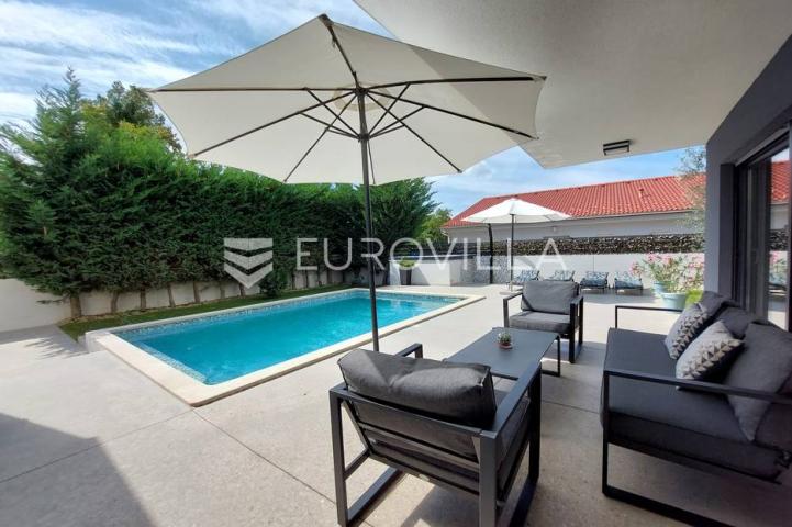 Šišan, moderna villa s bazenom na mirnoj lokaciji