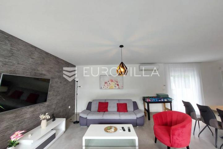 Šišan, moderna villa s bazenom na mirnoj lokaciji