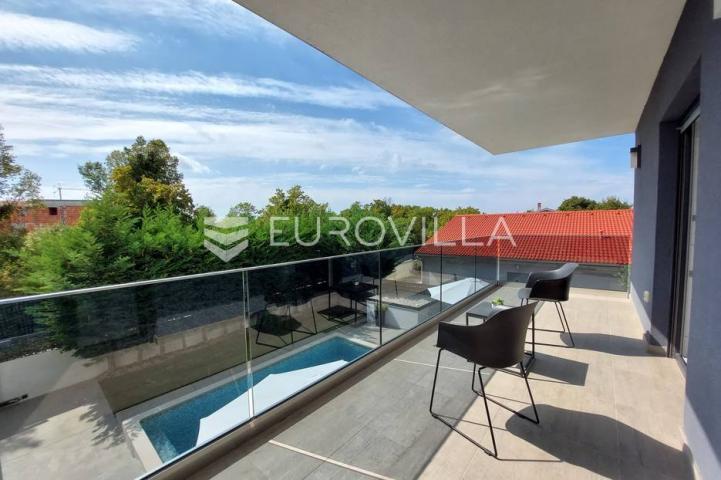 Šišan, moderna villa s bazenom na mirnoj lokaciji