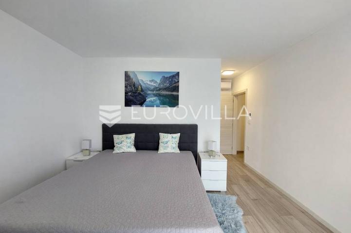 Šišan, moderna villa s bazenom na mirnoj lokaciji
