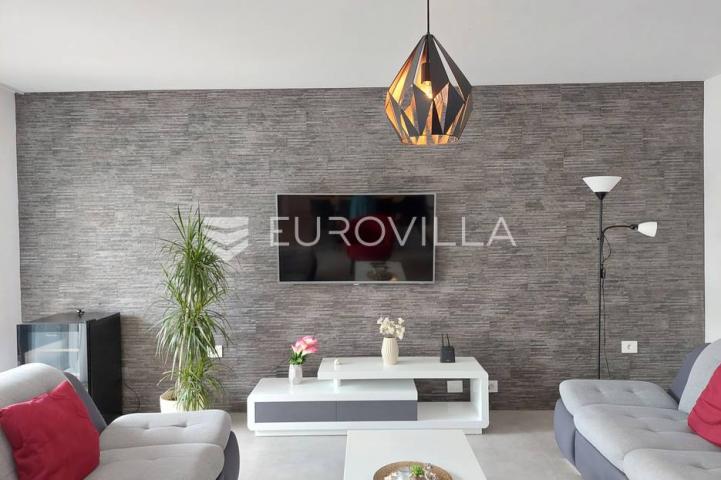 Šišan, moderna villa s bazenom na mirnoj lokaciji