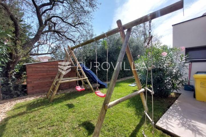 Šišan, moderna villa s bazenom na mirnoj lokaciji