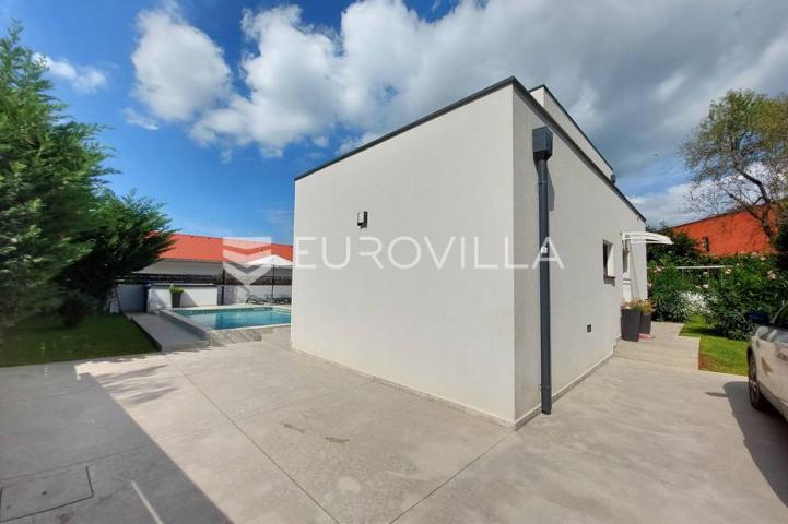 Šišan, moderna villa s bazenom na mirnoj lokaciji
