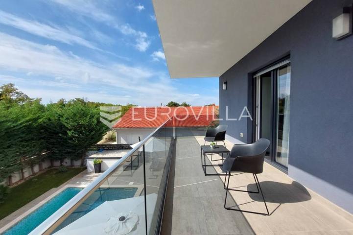 Šišan, moderna villa s bazenom na mirnoj lokaciji