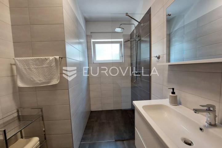 Šišan, moderna villa s bazenom na mirnoj lokaciji