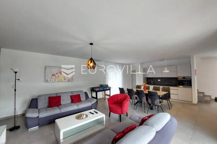 Šišan, moderna villa s bazenom na mirnoj lokaciji