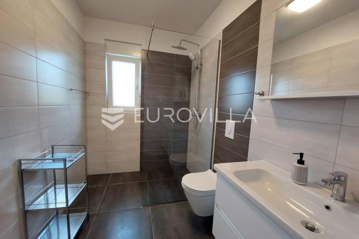 Šišan, moderna villa s bazenom na mirnoj lokaciji