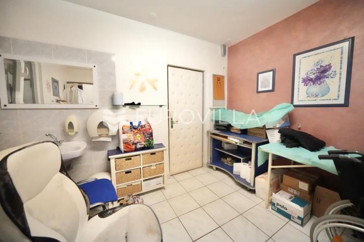 Zadar, Brodarica, dvosoban stan na odličnoj lokaciji, trenutno ordinacija