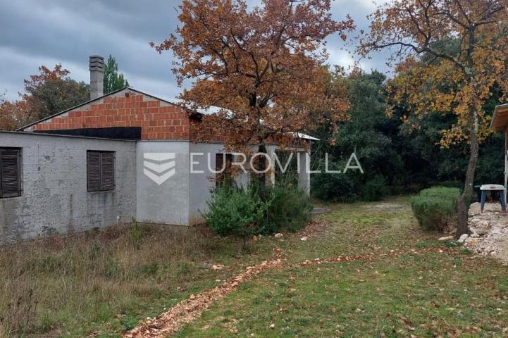 Istra, Kavran, vikendica za uređenje u zelenom okruženju