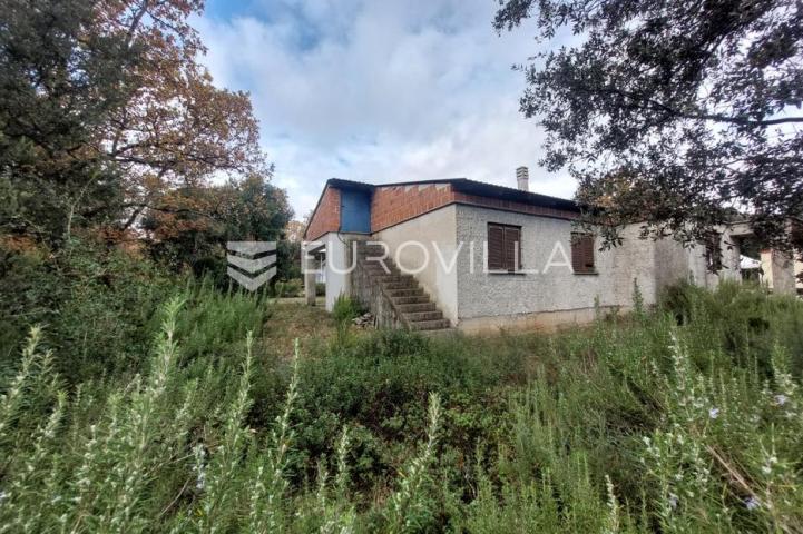 Istra, Kavran, vikendica za uređenje u zelenom okruženju
