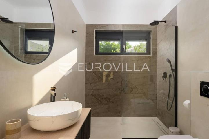 Istra, Matohanci, predivna prizemnica 139 m² s grijanim bazenom na mirnoj lokaciji