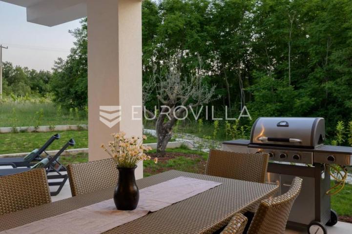 Istra, Matohanci, predivna prizemnica 139 m² s grijanim bazenom na mirnoj lokaciji