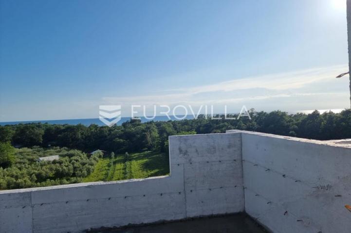 Istra, Umag, Trosoban stan na prvom katu 79,50 m², 400 m od mora