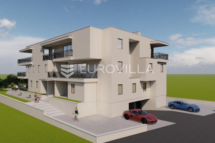 Istra, Umag, Trosoban stan na prvom katu 79,50 m², 400 m od mora