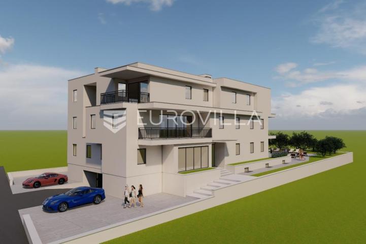 Istra, Umag, Trosoban stan na prvom katu 79,50 m², 400 m od mora