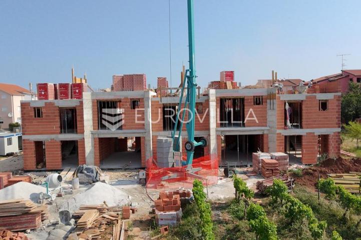 Istra, Poreč, NOVOGRADNJA, modena kuća u nizu 83,45 M2