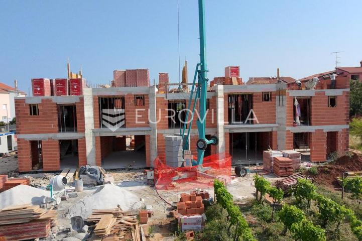 Istra, Poreč, NOVOGRADNJA, modena kuća u nizu 83,45 M2