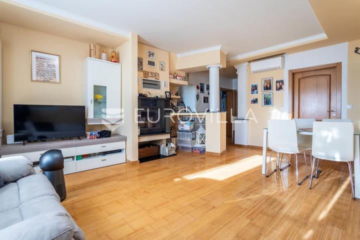 Vodice, prekrasna kuća sa apartmanima i bazenom