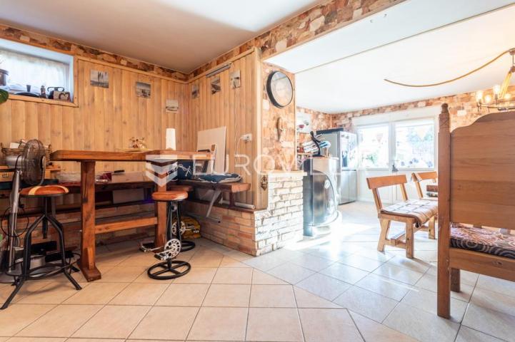 Vodice, prekrasna kuća sa apartmanima i bazenom