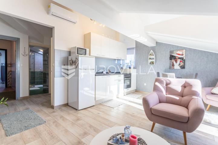 Vodice, prekrasna kuća sa apartmanima i bazenom