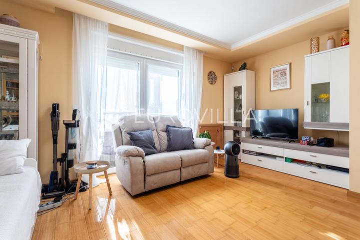 Vodice, prekrasna kuća sa apartmanima i bazenom