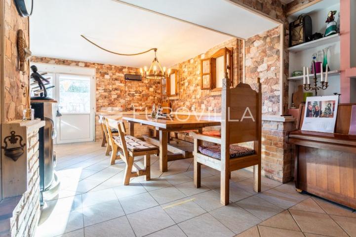 Vodice, prekrasna kuća sa apartmanima i bazenom