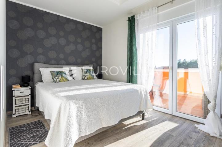 Vodice, prekrasna kuća sa apartmanima i bazenom