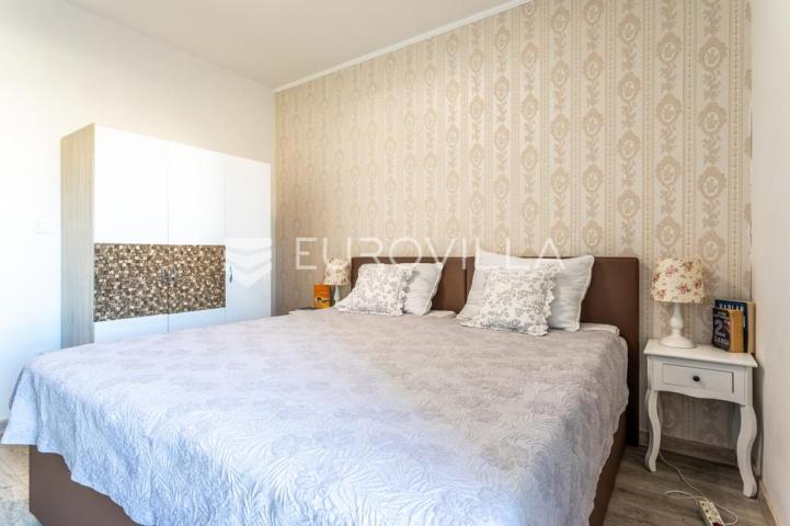Vodice, prekrasna kuća sa apartmanima i bazenom