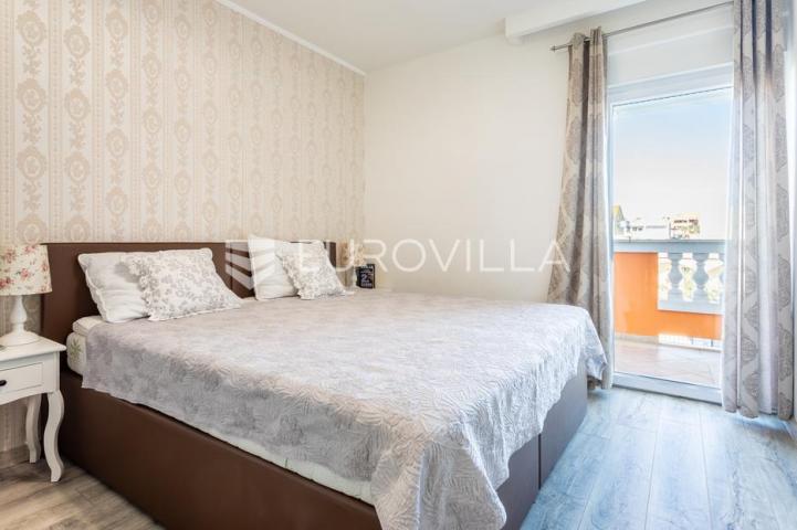 Vodice, prekrasna kuća sa apartmanima i bazenom
