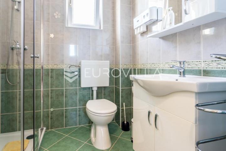 Vodice, prekrasna kuća sa apartmanima i bazenom