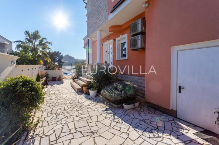 Vodice, prekrasna kuća sa apartmanima i bazenom