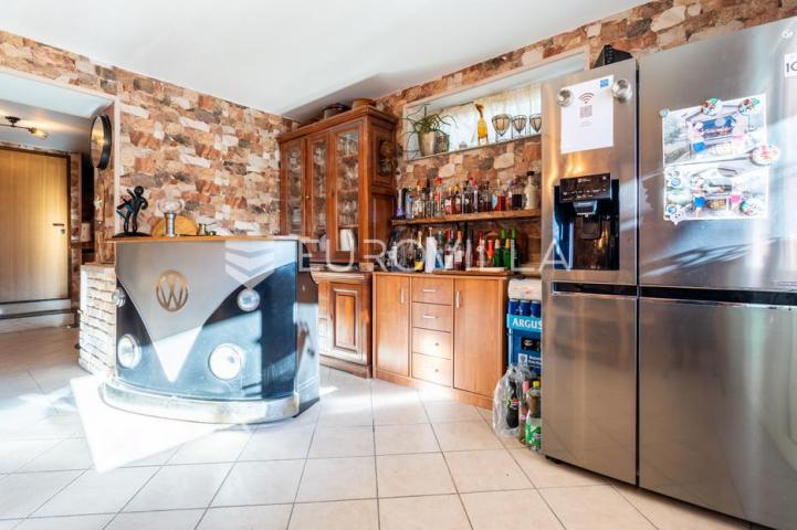Vodice, prekrasna kuća sa apartmanima i bazenom