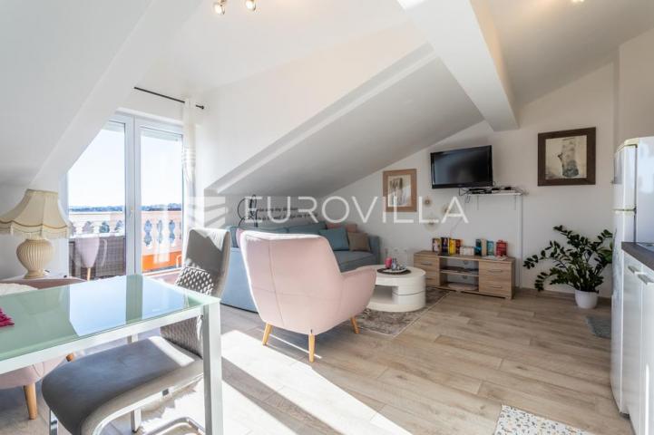 Vodice, prekrasna kuća sa apartmanima i bazenom