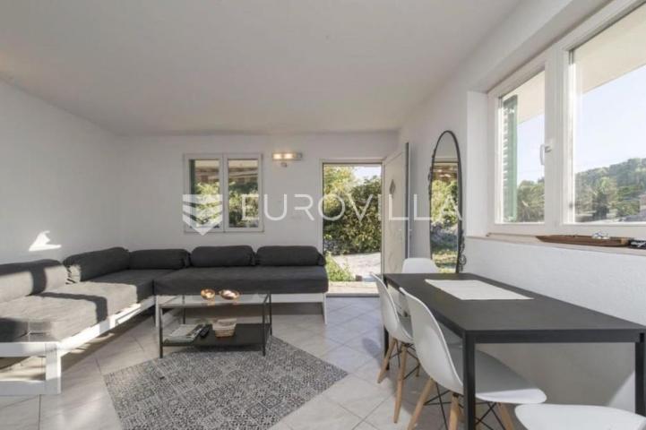 Šolta, Stomorska, samostojeća kuća površine 100 m²