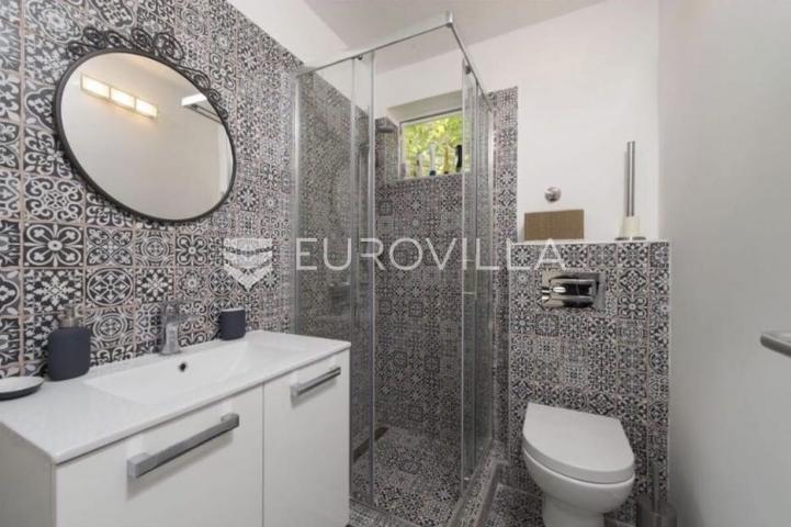 Šolta, Stomorska, samostojeća kuća površine 100 m²