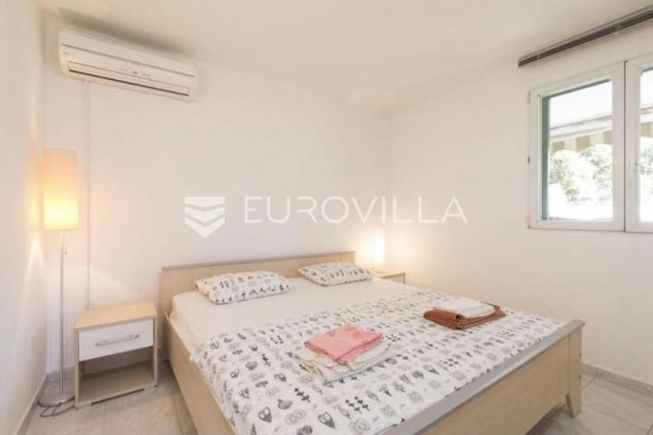 Šolta, Stomorska, samostojeća kuća površine 100 m²