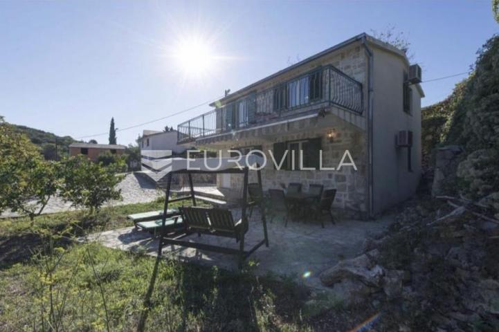 Šolta, Stomorska, samostojeća kuća površine 100 m²