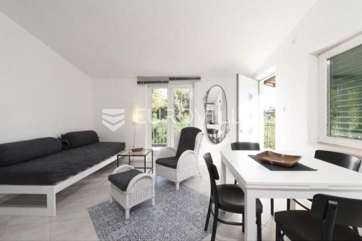 Šolta, Stomorska, samostojeća kuća površine 100 m²
